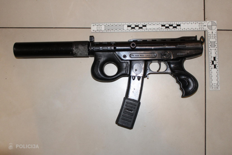 FOTO: Vīrietis vairākos slēpņos glabājis mašīnpistoles, pistoles ar klusinātājiem un prettanku ieroci