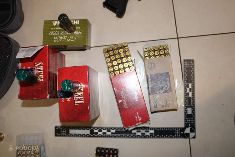 FOTO: Vīrietis vairākos slēpņos glabājis mašīnpistoles, pistoles ar klusinātājiem un prettanku ieroci