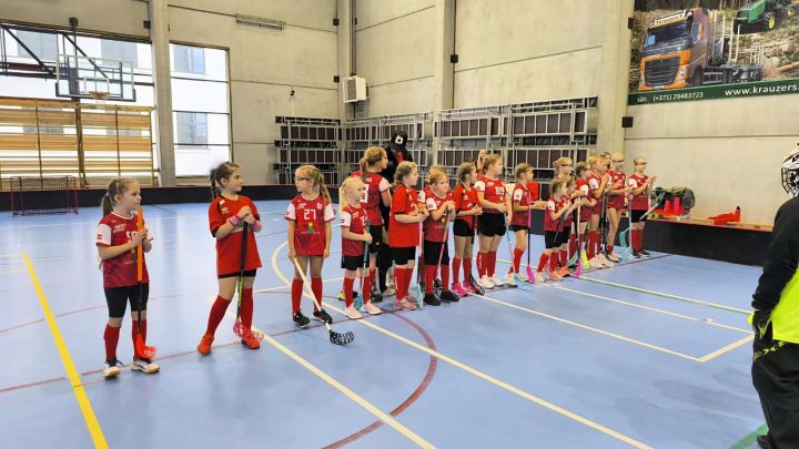 Jaunajām florbolistēm pirmā sezona