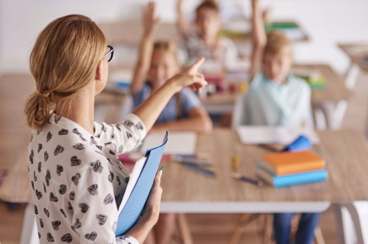 Pieņem vairākus grozījumus pedagogu darba samaksas noteikumos