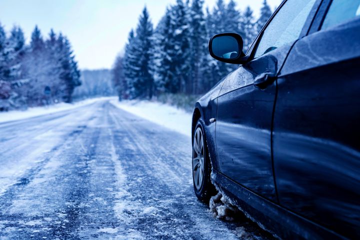 "Latvijas Valsts ceļi" aicina aprīkot transportu ar ziemas riepām