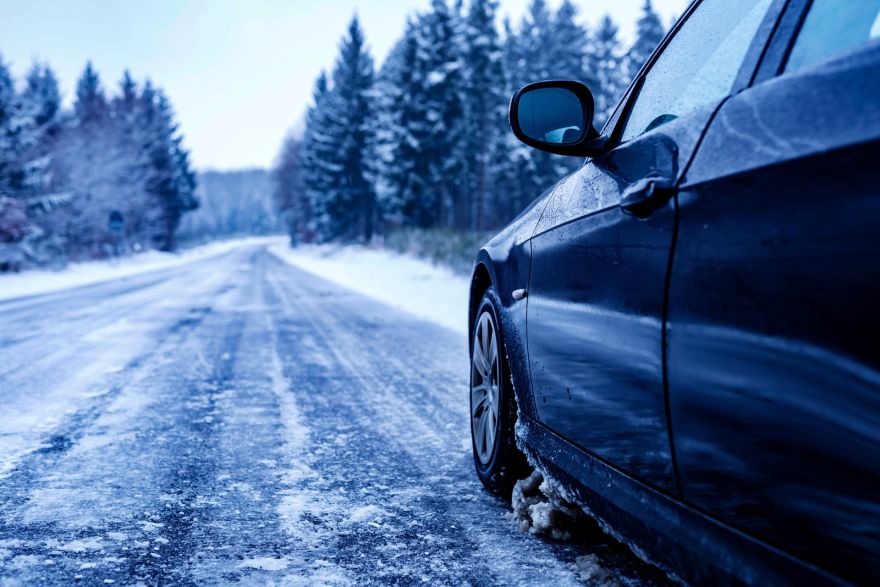 "Latvijas Valsts ceļi" aicina aprīkot transportu ar ziemas riepām
