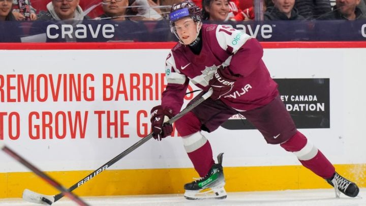 Divi ogrēnieša Osmaņa vārti palīdz Latvijas junioriem hokejā sagraut dāņus