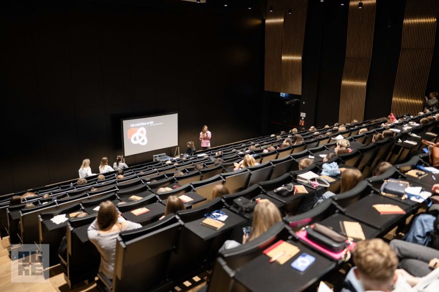 Foto: Konferencē Ogrē jaunieši izzina digitālo rīku un radošo tehnoloģiju iespējas