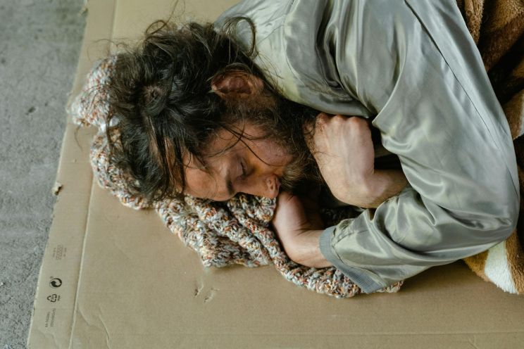 Attēls rakstam: Ogrē kāda persona mitinās tualetē, cita - guļ pie bankomāta