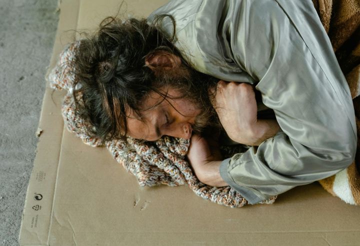 Ogrē kāda persona mitinās tualetē, cita - guļ pie bankomāta