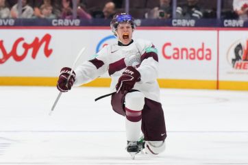 Attēls rakstam: Ogrēnieši Osmanis un Briedis kaldina Latvijas U20 hokeja izlases uzvaru