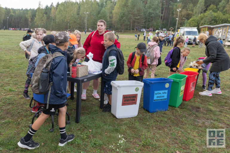 FOTO: “Meža zinībās Zilajos kalnos” – seši simti dalībnieku no Ogres novada skolām