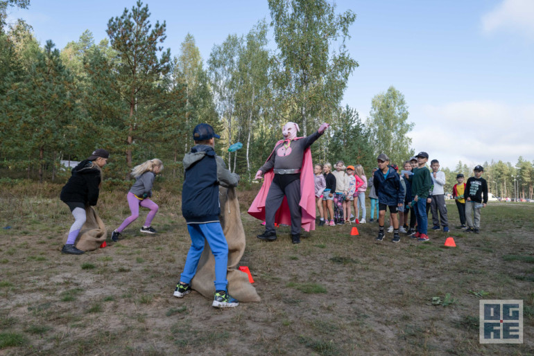 FOTO: “Meža zinībās Zilajos kalnos” – seši simti dalībnieku no Ogres novada skolām