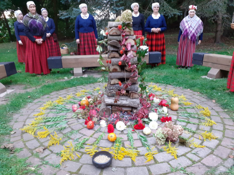FOTO: Aizvadīta Baltu vienības diena Lielvārdē