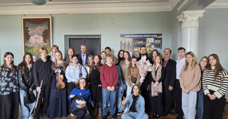 FOTO: Pianists Osokins atgriezies no koncertiem Ukrainā