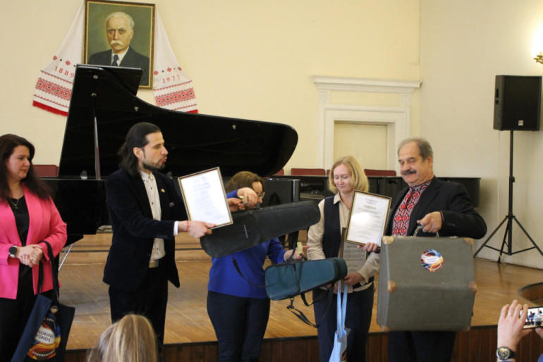 FOTO: Pianists Osokins atgriezies no koncertiem Ukrainā
