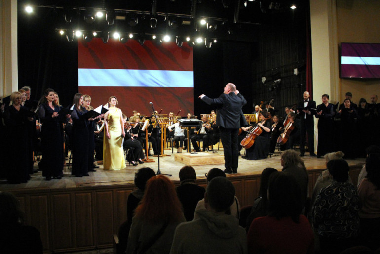 FOTO: Pianists Osokins atgriezies no koncertiem Ukrainā
