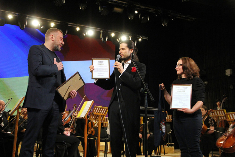 FOTO: Pianists Osokins atgriezies no koncertiem Ukrainā