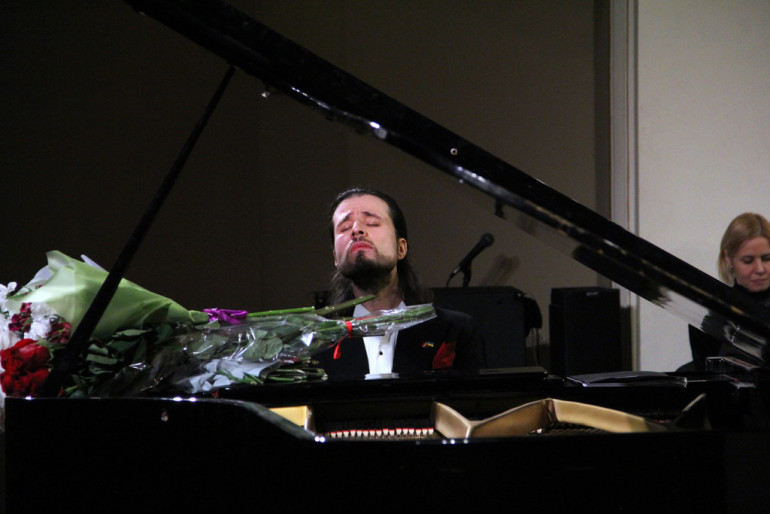 FOTO: Pianists Osokins atgriezies no koncertiem Ukrainā