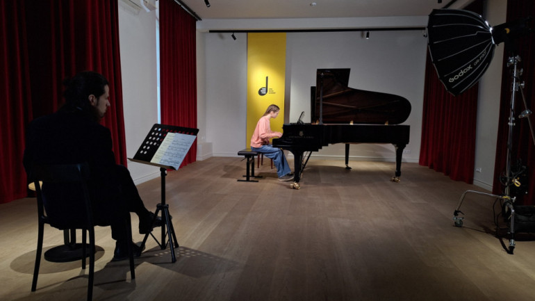 FOTO: Pianists Osokins atgriezies no koncertiem Ukrainā