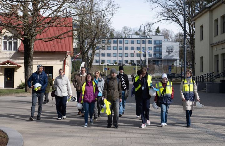 Foto: "Ēnu dienā" Ogres novadā skolēni iepazinuši darbu slimnīcā, policijā, teātrī, bibliotēkā un citviet