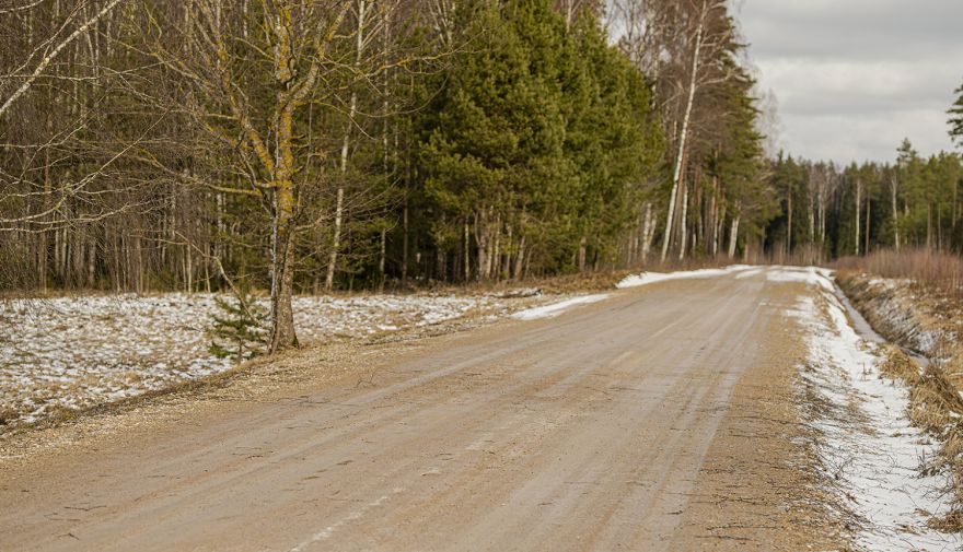 Netipiskie laikapstākļi ietekmē grants ceļu stāvokli Ogres novadā