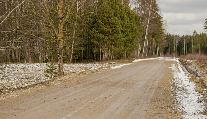 Netipiskie laikapstākļi ietekmē grants ceļu stāvokli Ogres novadā