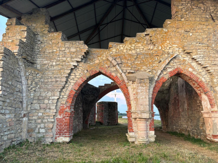 Foto: Krāšņi skati un unikāls piedzīvojums: ļaudis steidz ar kājām doties uz Svētā Meinarda salu Daugavā