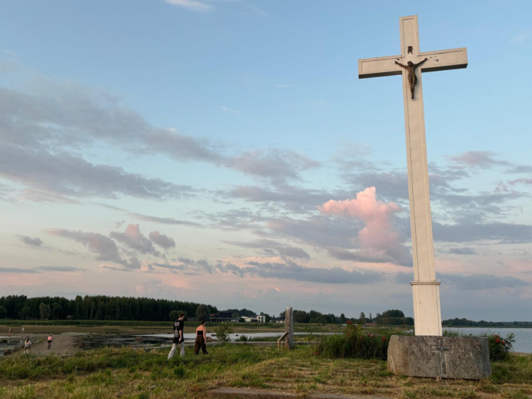 Foto: Krāšņi skati un unikāls piedzīvojums: ļaudis steidz ar kājām doties uz Svētā Meinarda salu Daugavā