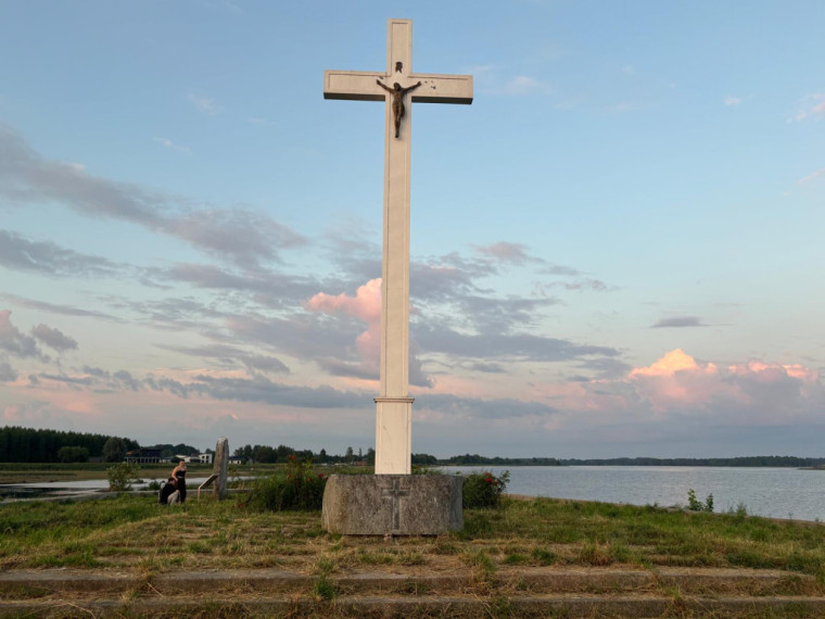 Foto: Krāšņi skati un unikāls piedzīvojums: ļaudis steidz ar kājām doties uz Svētā Meinarda salu Daugavā