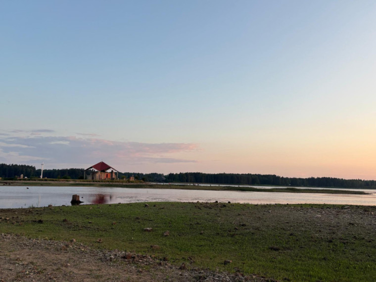 Foto: Krāšņi skati un unikāls piedzīvojums: ļaudis steidz ar kājām doties uz Svētā Meinarda salu Daugavā