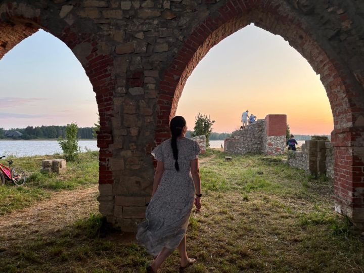 Foto: Krāšņi skati un unikāls piedzīvojums: ļaudis steidz ar kājām doties uz Svētā Meinarda salu Daugavā