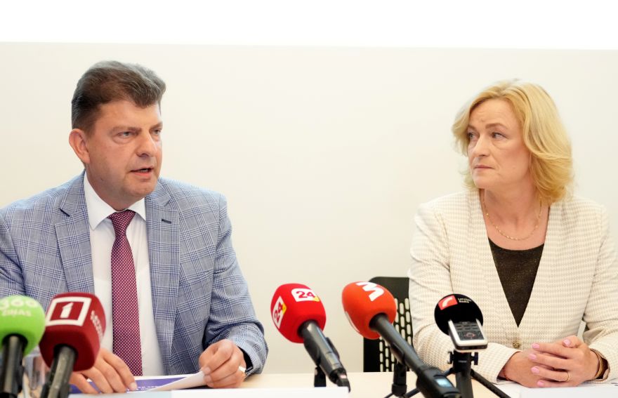 Noskaidrots, vai centralizēto eksāmenu vidējie rezultāti šogad ir labāki