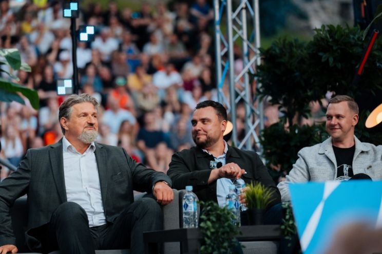 Attēls rakstam: Vai tiešām nevarēja piecelties un vienkārši aiziet? Cilvēki jautā, vai  izsmiet politiķi daudzbērnu tēvu ir pieļaujami