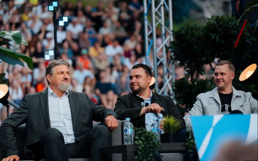 Vai tiešām nevarēja piecelties un vienkārši aiziet? Cilvēki jautā, vai  izsmiet politiķi daudzbērnu tēvu ir pieļaujami