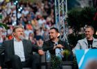 Attēls rakstam: Vai tiešām nevarēja piecelties un vienkārši aiziet? Cilvēki jautā, vai  izsmiet politiķi daudzbērnu tēvu ir pieļaujami