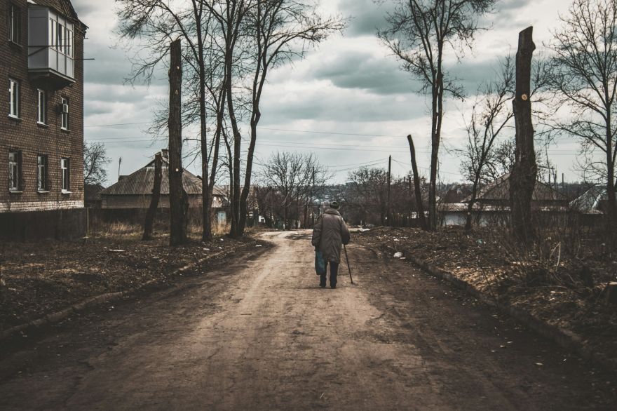 Gandrīz katrs otrais Latvijas seniors – uz nabadzības sliekšņa: statistikas datos paveras satraucoša aina
