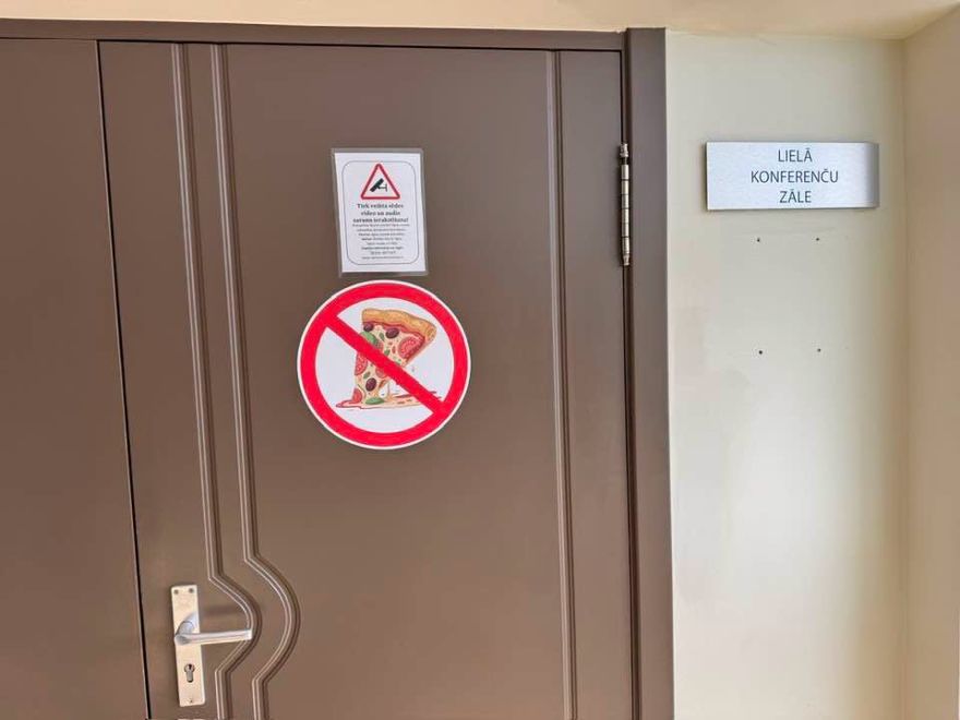 "Latviešu kultūrā neēd, kas dziesmu dzied" – Ogres domē parādījusies jauna aizlieguma zīme