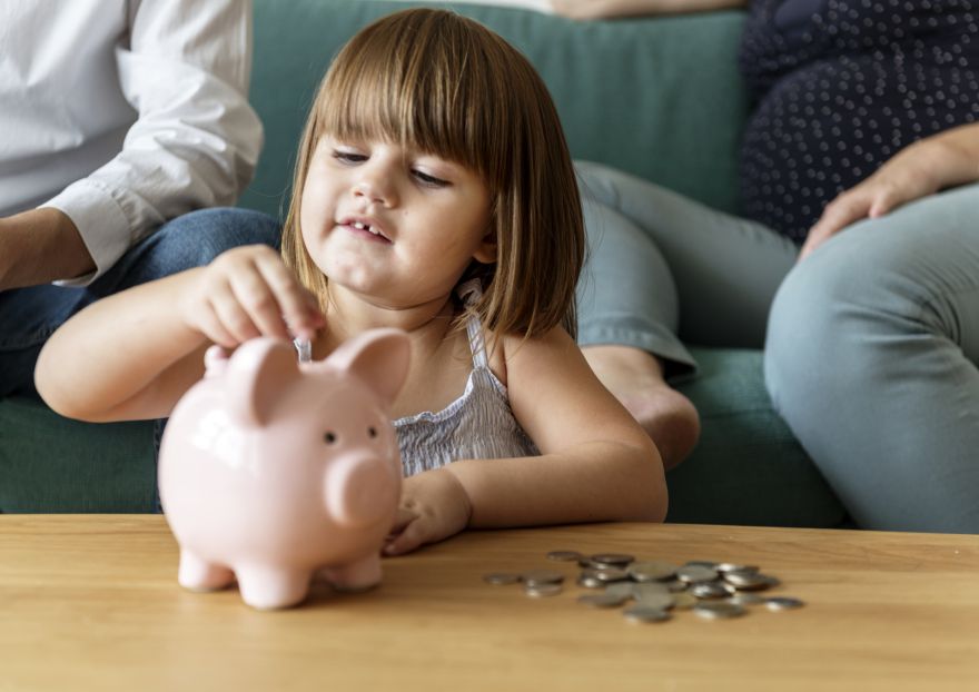 Aptauja: Latvijā kabatas naudu regulāri saņem 37% bērnu