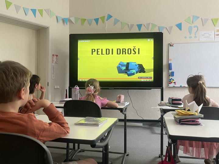 “Peldēt droši” rīko bezmaksas ON-LINE nodarbības bērniem “Ja peldēt, tad droši 2025”