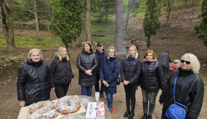 Valsts probācijas dienesta Ogres nodaļa Špakovska parkā stāda ceriņus