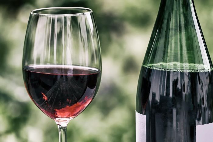 Aptauja: 76% iedzīvotāju nav mainījuši alkoholisko dzērienu lietošanas paradumus