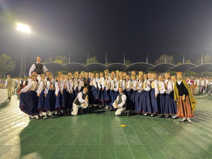 FOTO: Liepājas vējš un enerģija svētkos uzlādēja arī Ogres novada jauniešu deju kolektīvus