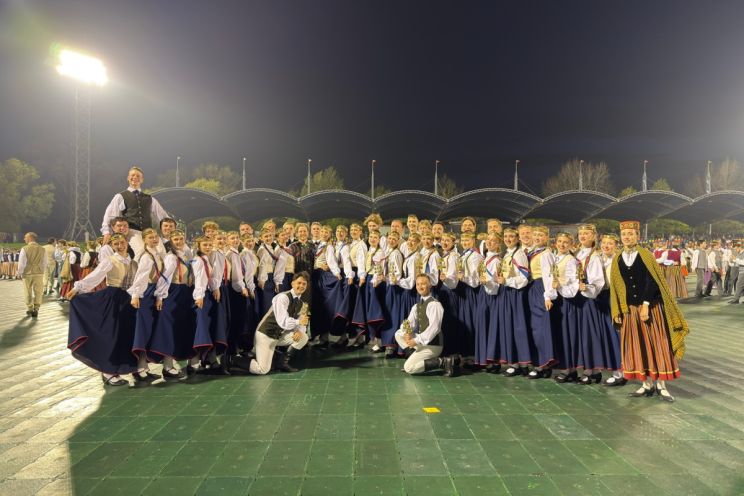 Attēls rakstam: FOTO: Liepājas vējš un enerģija svētkos uzlādēja arī Ogres novada jauniešu deju kolektīvus