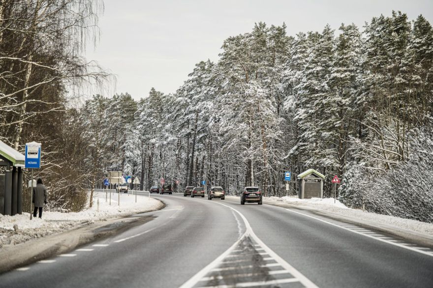 Sestdienas rītā daudzviet Latvijā autoceļi ir sniegoti un apledo