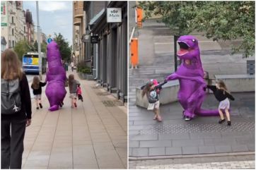 Attēls rakstam: Parasts rīts Rīgā... Ielās manīta "dinozauru mamma" ar rokassomiņu