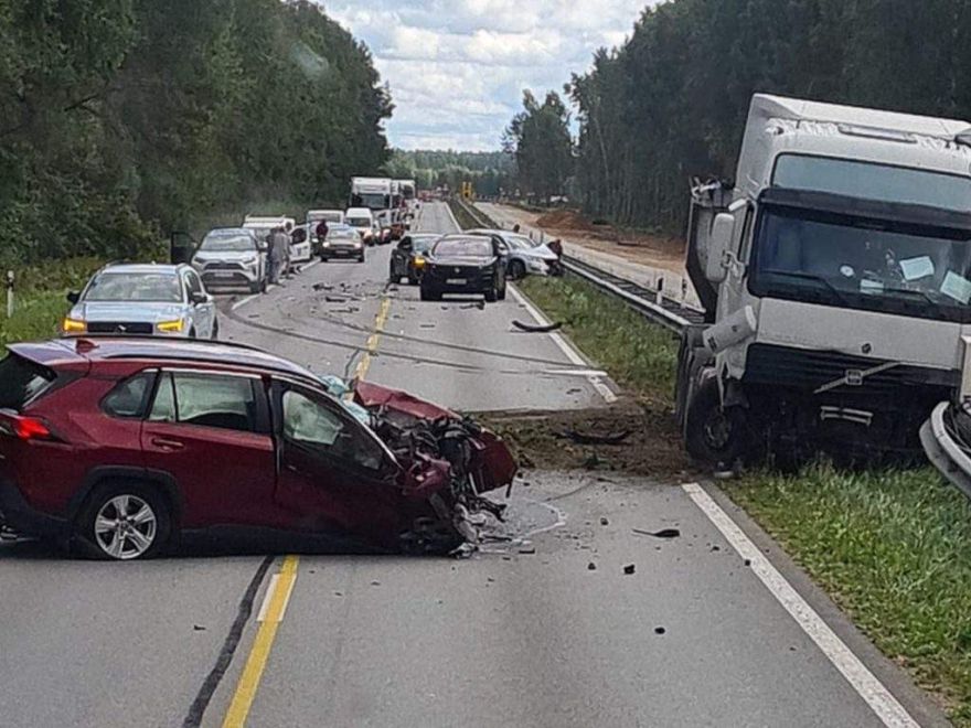 Pie Ikšķiles noticis ceļu satiksmes negadījums – satiksme pilnībā bloķēta, viens cilvēks gājis bojā