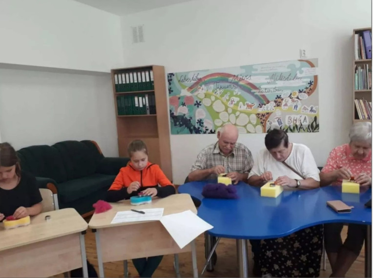 Nometnē tiekas Ķeipenes seniori un bērni
