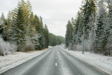 Attēls rakstam: Otrdienas rītā daudzviet Latvijā apledojums un sniegs apgrūtina braukšanu