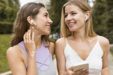 Attēls rakstam: Par gada vārdu nosauc "klausiņas", par gada nevārdu – "trigerēt"