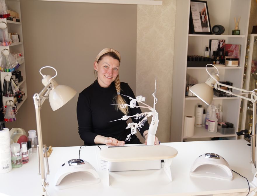 Piecas uzvaras, kauss un kronis – manikīra meistare Anna Jansone no Lielvārdes iekaro Tallinas skaistuma festivālu