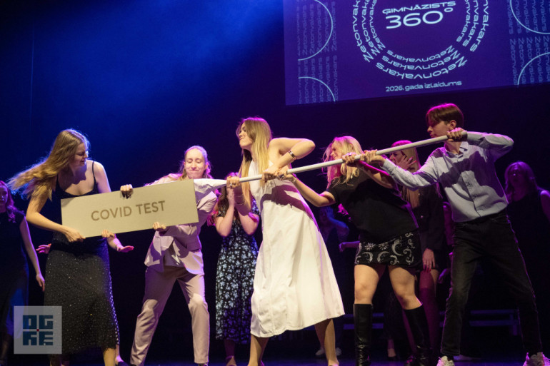 FOTO: Sapņi, atmiņas un piederība – Ogres Valsts ģimnāzijas Žetonvakars “Ģimnāzists 360 grādos”