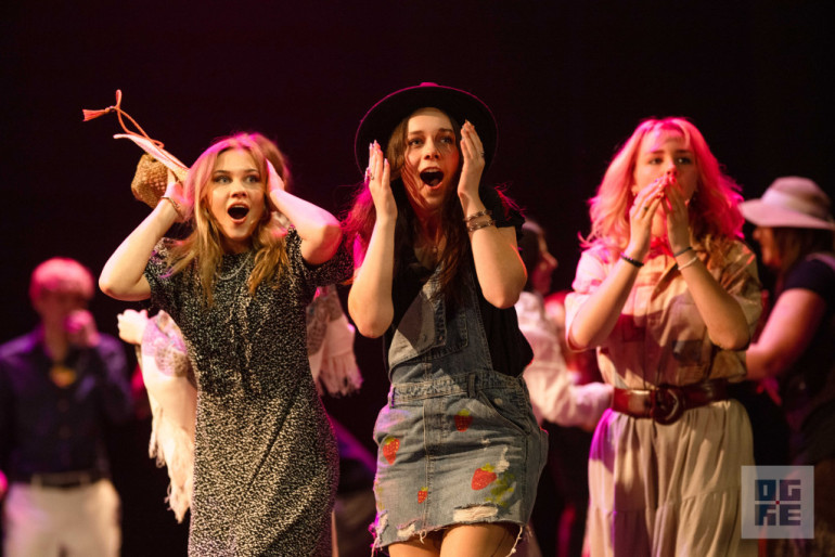 FOTO: Sapņi, atmiņas un piederība – Ogres Valsts ģimnāzijas Žetonvakars “Ģimnāzists 360 grādos”