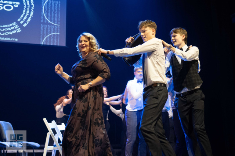 FOTO: Sapņi, atmiņas un piederība – Ogres Valsts ģimnāzijas Žetonvakars “Ģimnāzists 360 grādos”